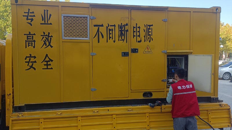 高港柴油发电机组和UPS电源配合使用时，如何避免切换过程中的电力中断？